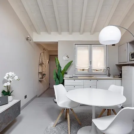 House Cavour 24 In The Heart Of Downtown Parma Apartament